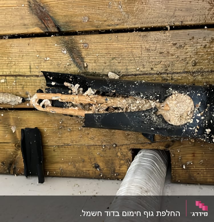 חלקי דוד שמש עם צינורות ומחברים על עץ
